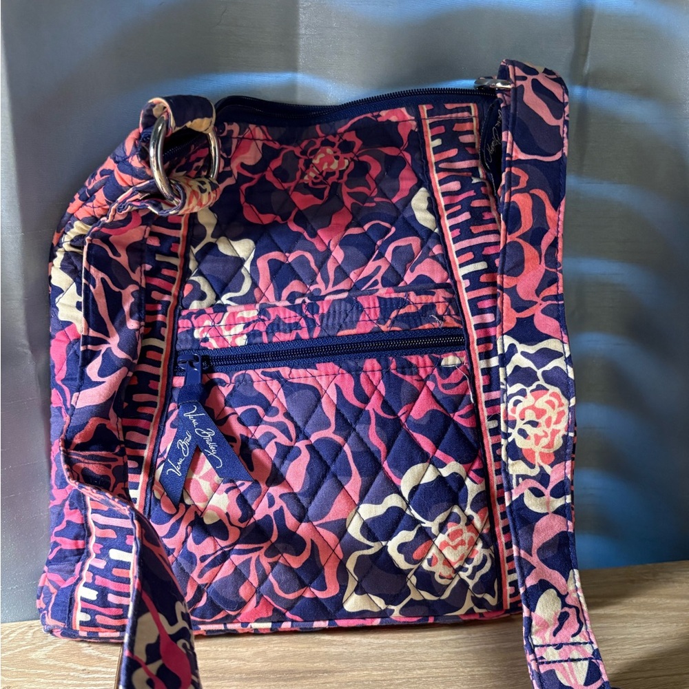 Vera Bradley cross body purse. Beautiful gently used purse.